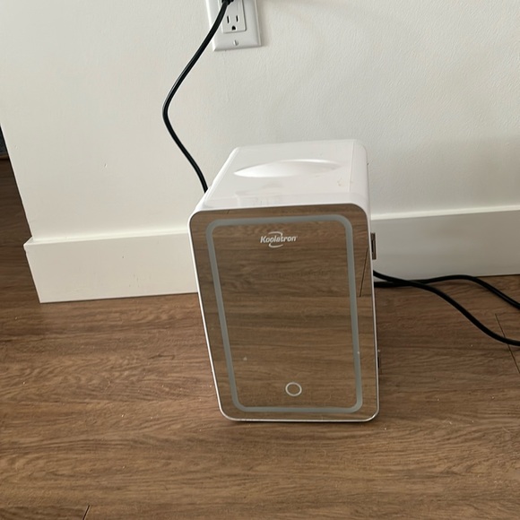 Koolatron make up and skin care mini fridge with light up mirror with shelf - Picture 1 of 5